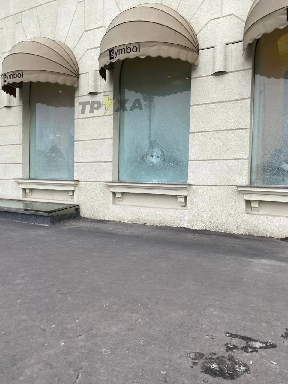 Магазин елітного одягу в центрі Харкова розбили вандали / Соцмережі Магазин елітного одягу в центрі Харкова розбили вандали / Соцмережі