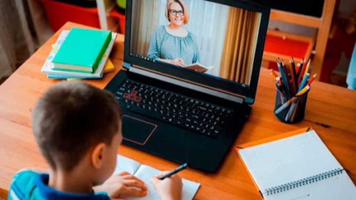 У Чернівцях школи переходять на дистанційне навчання У Чернівцях школи переходять на дистанційне навчання