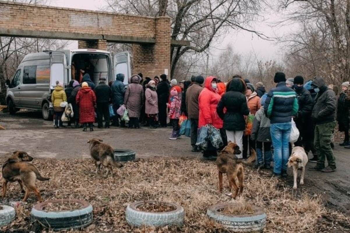 В окупованому Донецьку – величезні черги за безкоштовною їжею: фото