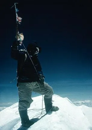 Барак та Мішель Обама продюсуватимуть фільм Netflix про першу людину, яка підкорила Еверест