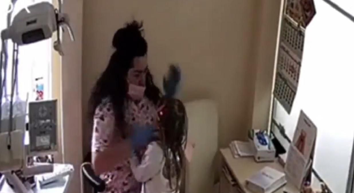 Полиция нашла стоматологиню из Ровно и вручила ей подозрение Полиция нашла стоматологиню из Ровно и вручила ей подозрение