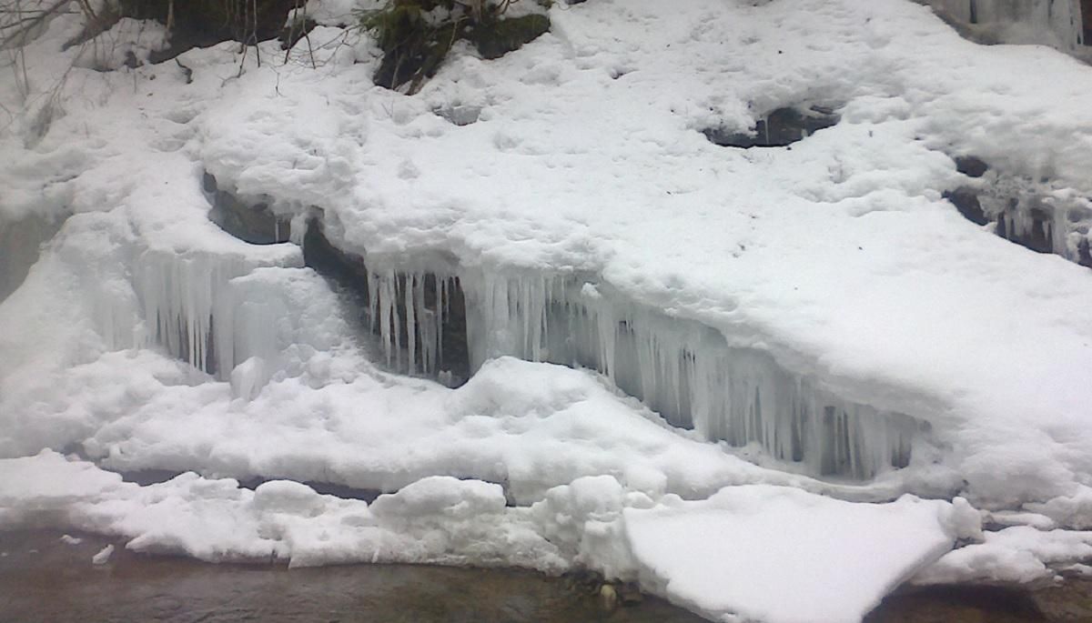 У Карпатах замерзли водоспади: чарівні фото крижаних скульптур