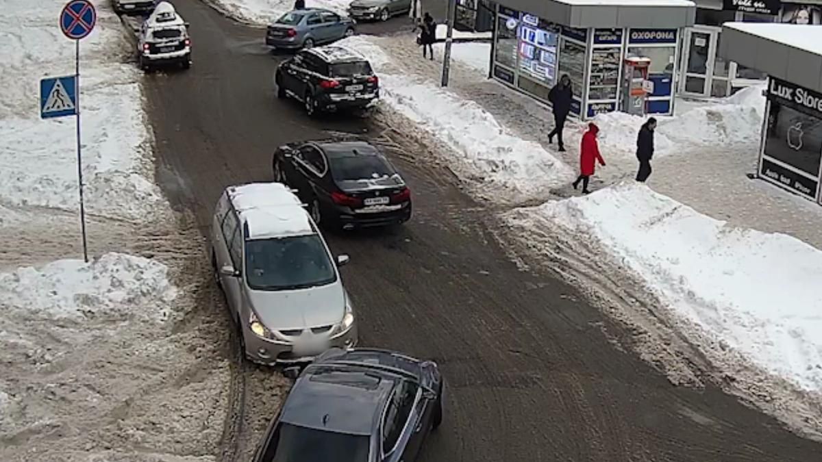 У Києві на односторонній дорозі лоб у лоб зіштовхнулися легковики