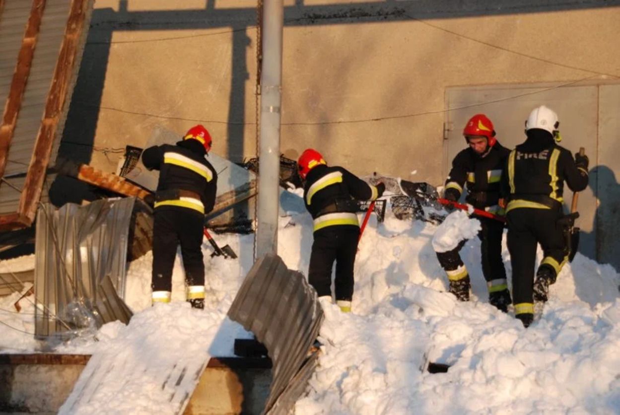 У Львові від ваги снігу обвалився дах: 7 людей опинились у пастці – фото і відео