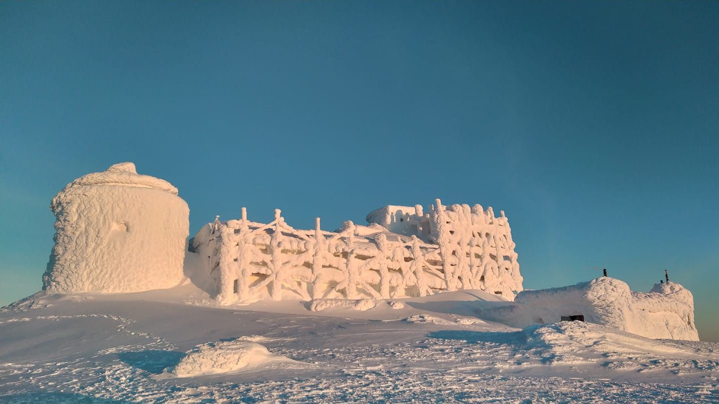 Колишня обсерваторія на горі Піп Іван схожа на замок із снігу: фото
