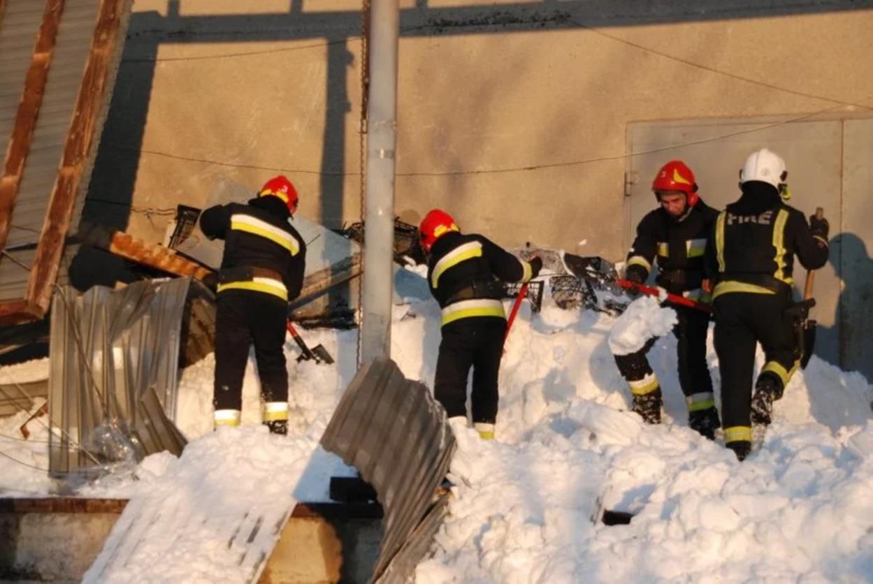 Во Львове от тяжести снега обрушилась крыша: 7 человек оказались в ловушке - фото и видео 