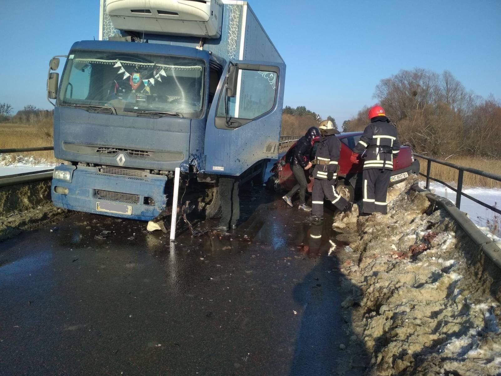 На Львівщині зіштовхнулись вантажівка та легковик: 3 людей опинились у лікарні - фото