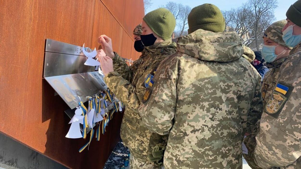 Ушли, взяв на себя пули: во Львове почтили память Героев Небесной Сотни - фото Ушли, взяв на себя пули: во Львове почтили память Героев Небесной Сотни - фото