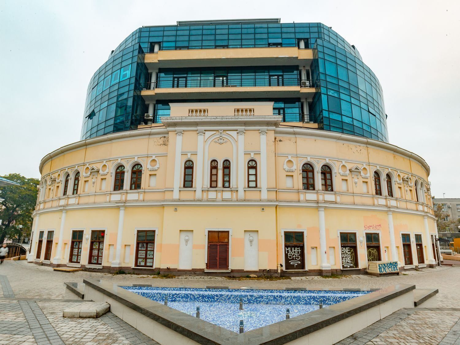 В Одессе охранники ТЦ заставили мужчину умываться зеленкой: видео В Одессе охранники ТЦ заставили мужчину умываться зеленкой: видео