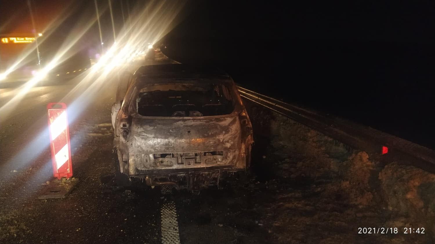 На Львівщині посеред дороги загорілось Renault: вогонь вщент знищив автівку – фото