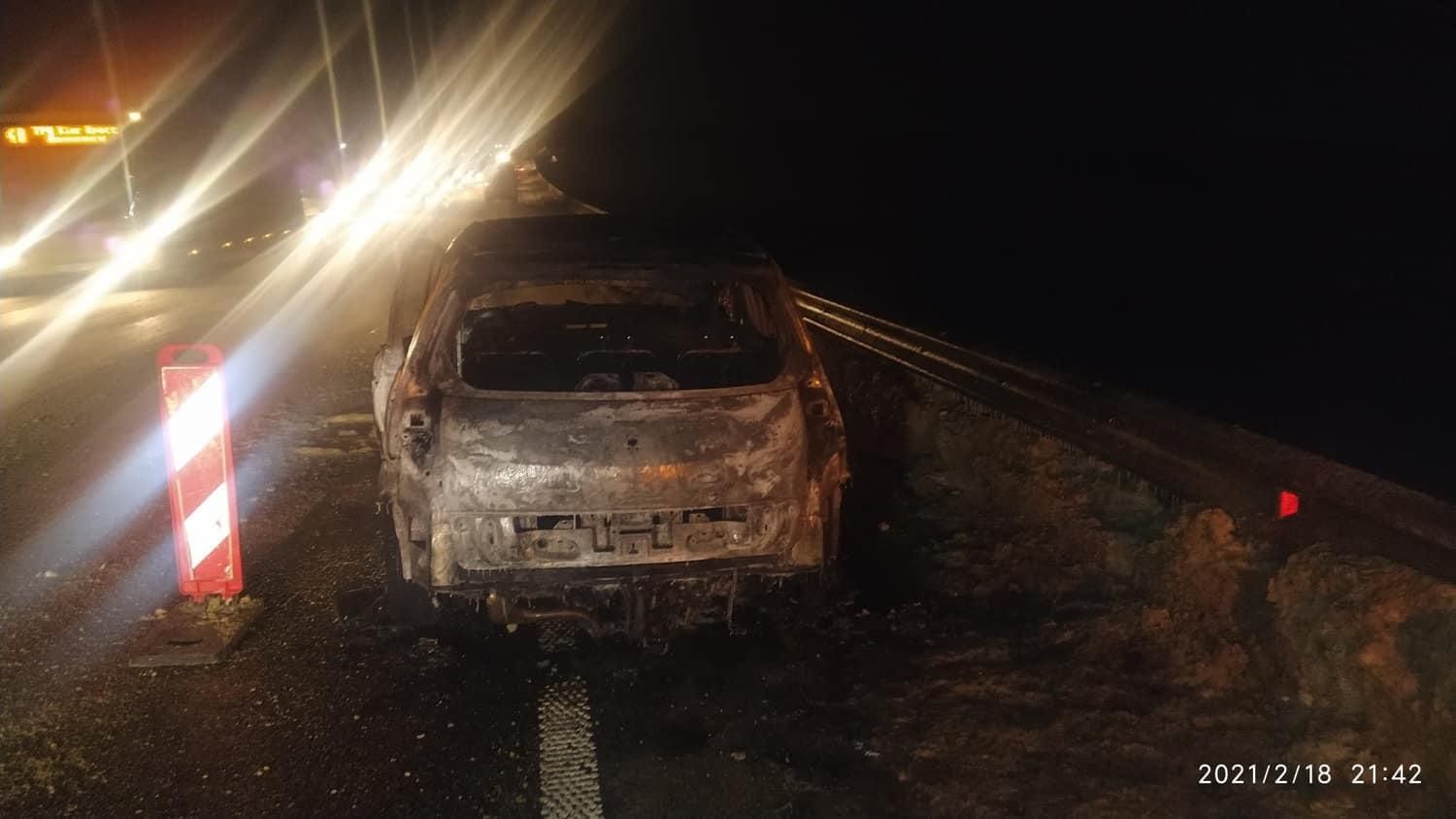 На Львовщине посреди дороги загорелся Renault: огонь полностью уничтожил автомобиль - фото 