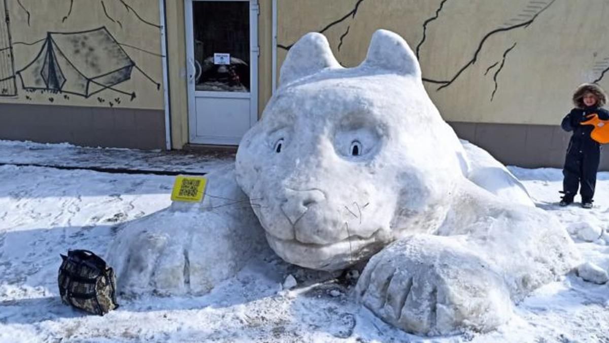 В Киеве на улице Янки Купалы появился гигантский снежный кот