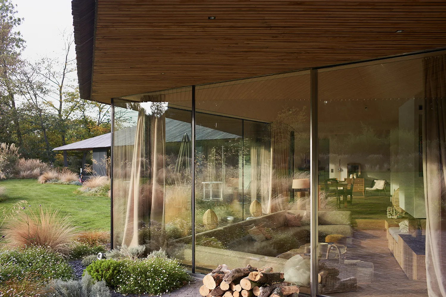 Великі панорамні вікна створюють атмосферу лісу у домі / Фото Archdaily