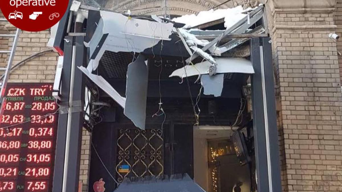 У центрі Києва бурулька пошкодила магазин