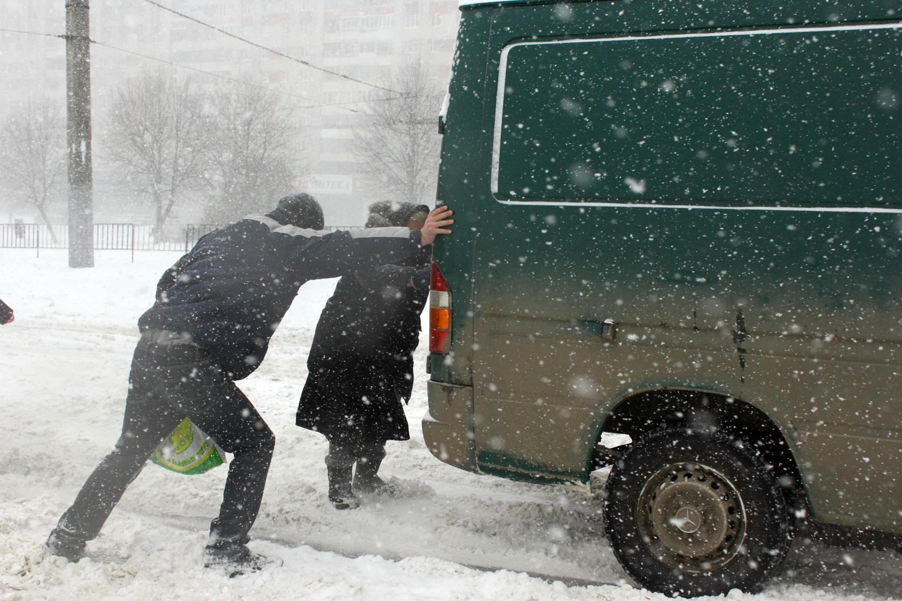 Через негоду автівки не можуть проїхати мостом в Крим: відео Через негоду автівки не можуть проїхати мостом в Крим: відео