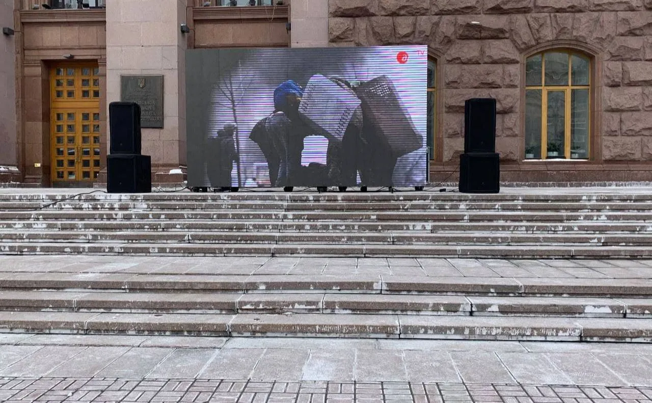 Біля Київради транслюватимуть хроніку з Революції Гідності Біля Київради транслюватимуть хроніку з Революції Гідності