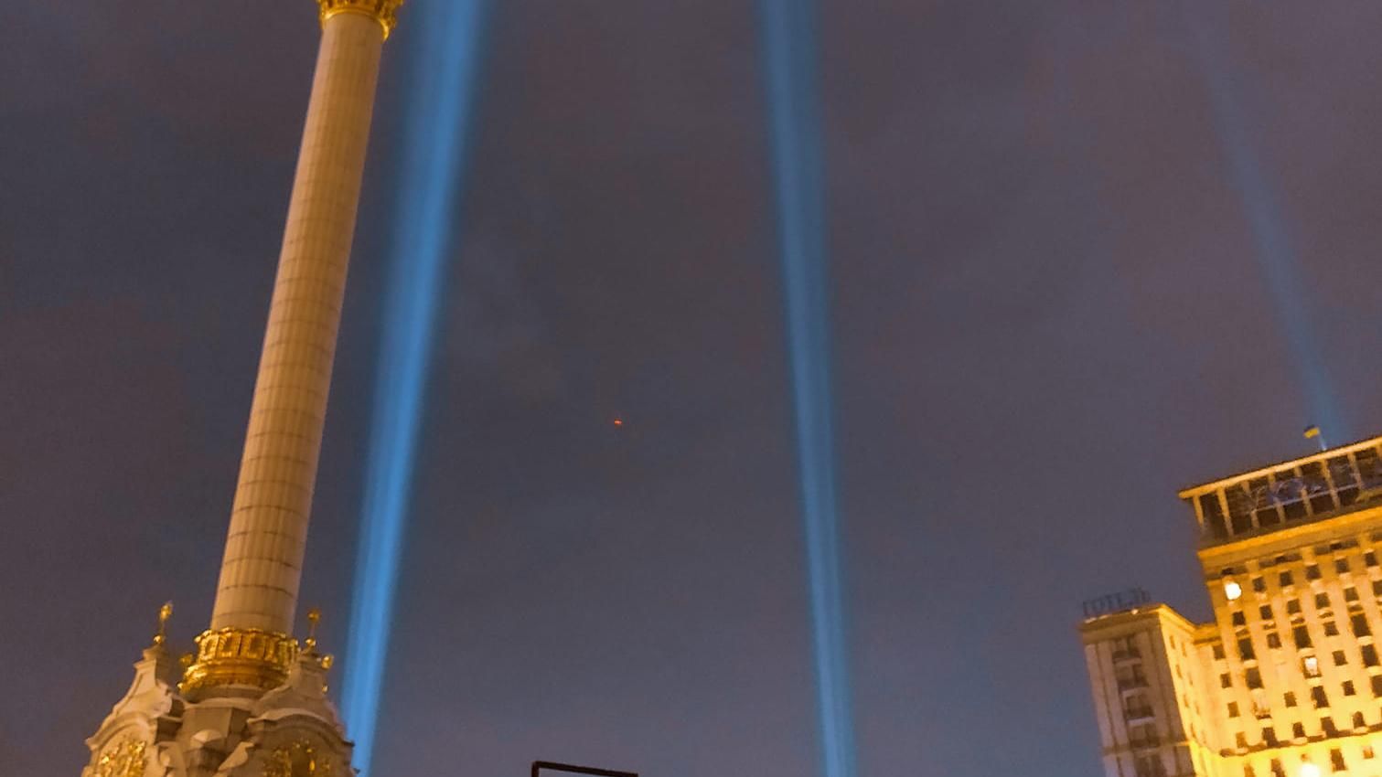 Лучи Достоинства в честь Героев Небесной Сотни засияли в Киеве: все детали – яркие видео, фото Лучи Достоинства в честь Героев Небесной Сотни засияли в Киеве: все детали – яркие видео, фото