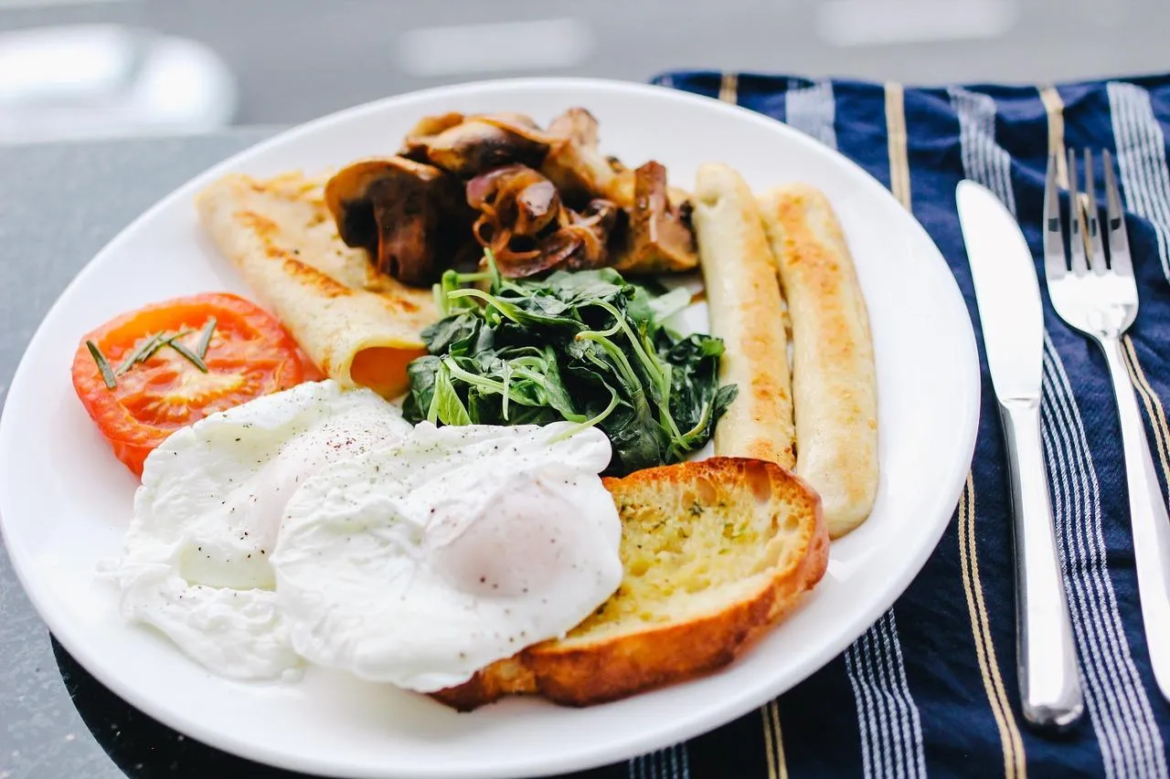 Ідеальний сніданок повинен містити довгі вуглеводи, білки та жири