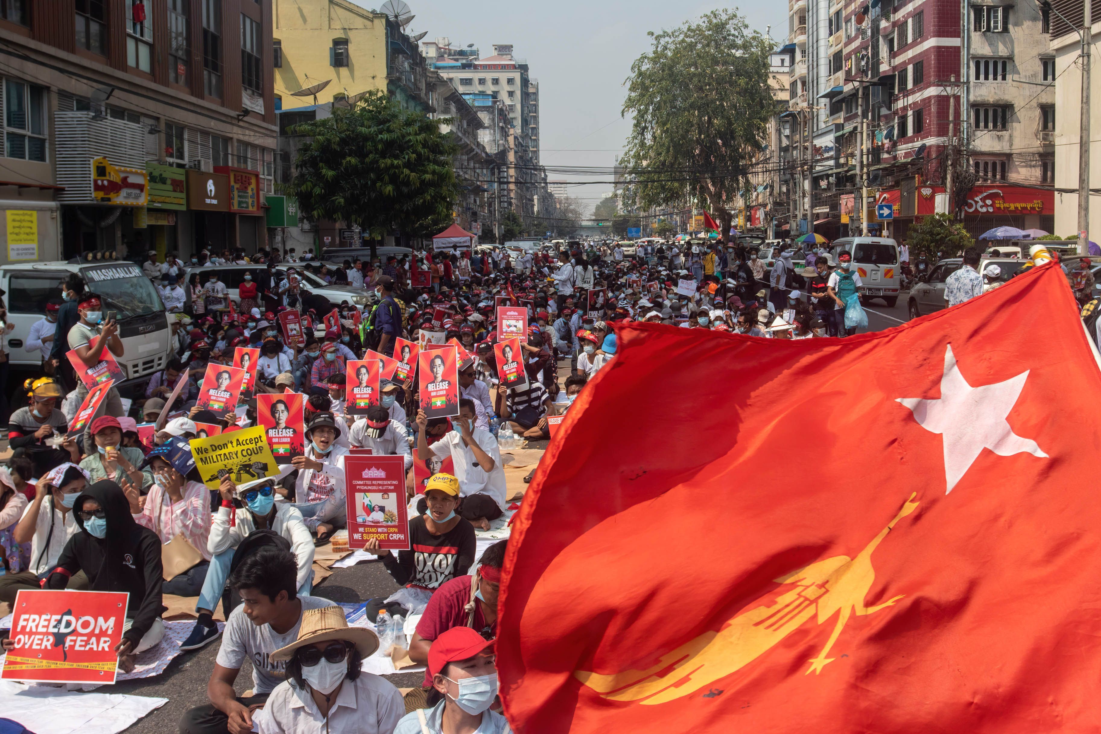 Facebook удалил страницу военных из Мьянмы после расстрела людей Facebook удалил страницу военных из Мьянмы после расстрела людей