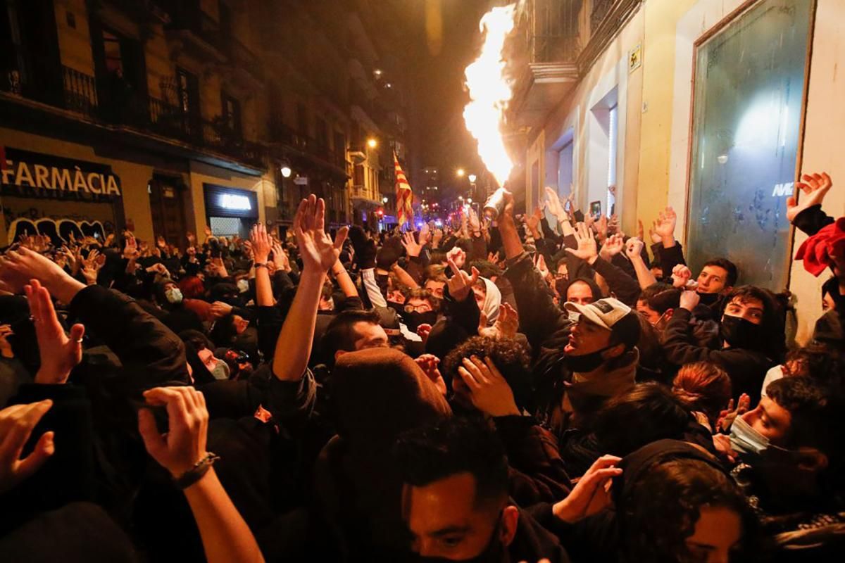 Столкновения в Барселоне продолжаются: хроника 5 ночи