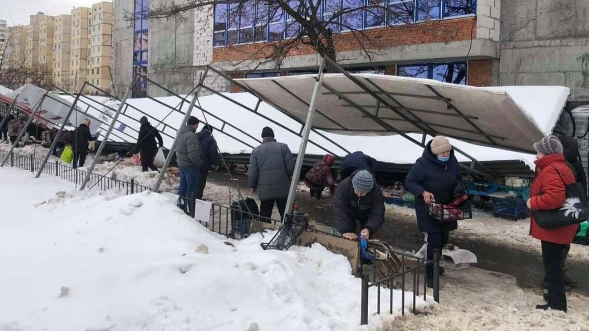 На стихийном рынке в Киеве навес упал на людей: фото