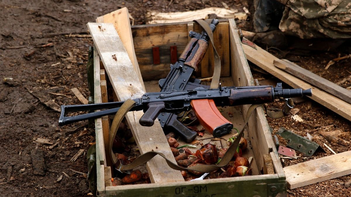 Военные показали воронки в земле от обстрелов боевиков - видео Военные показали воронки в земле от обстрелов боевиков - видео