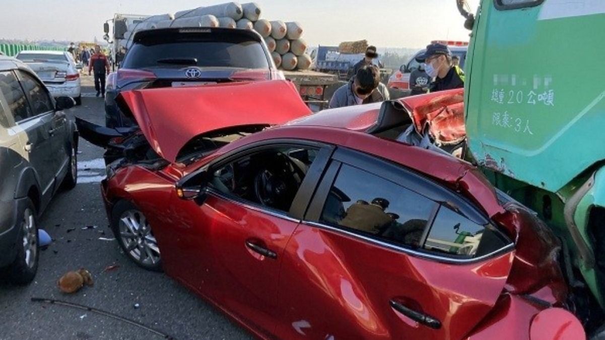 Масштабное ДТП на Тайване из-за тумана: столкнулись 20 авто - фото, видео Масштабное ДТП на Тайване из-за тумана: столкнулись 20 авто - фото, видео