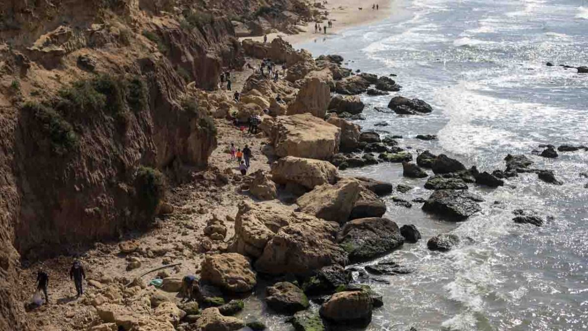 На Средиземном море в Израиле - разлив смолы: пляжи закрыли - фото