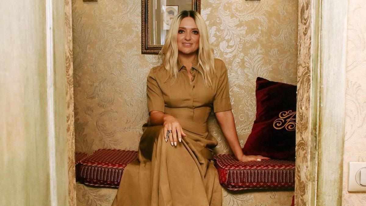 Наталія Могилевська позувала в карамельній сукні та кросівках: фото