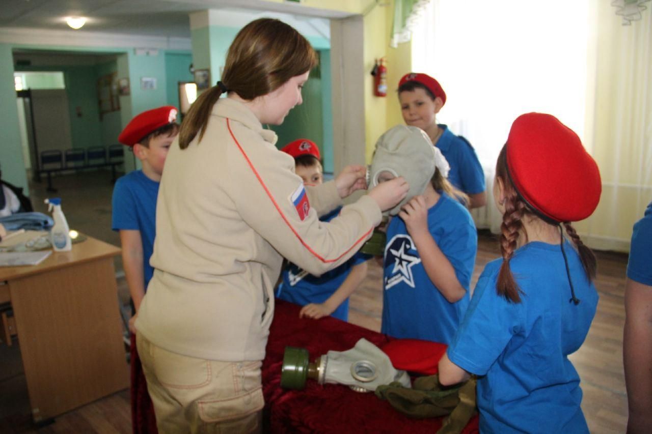 У Криму в Поштовому мілітаризують дітей: фото Юнармії У Криму в Поштовому мілітаризують дітей: фото Юнармії