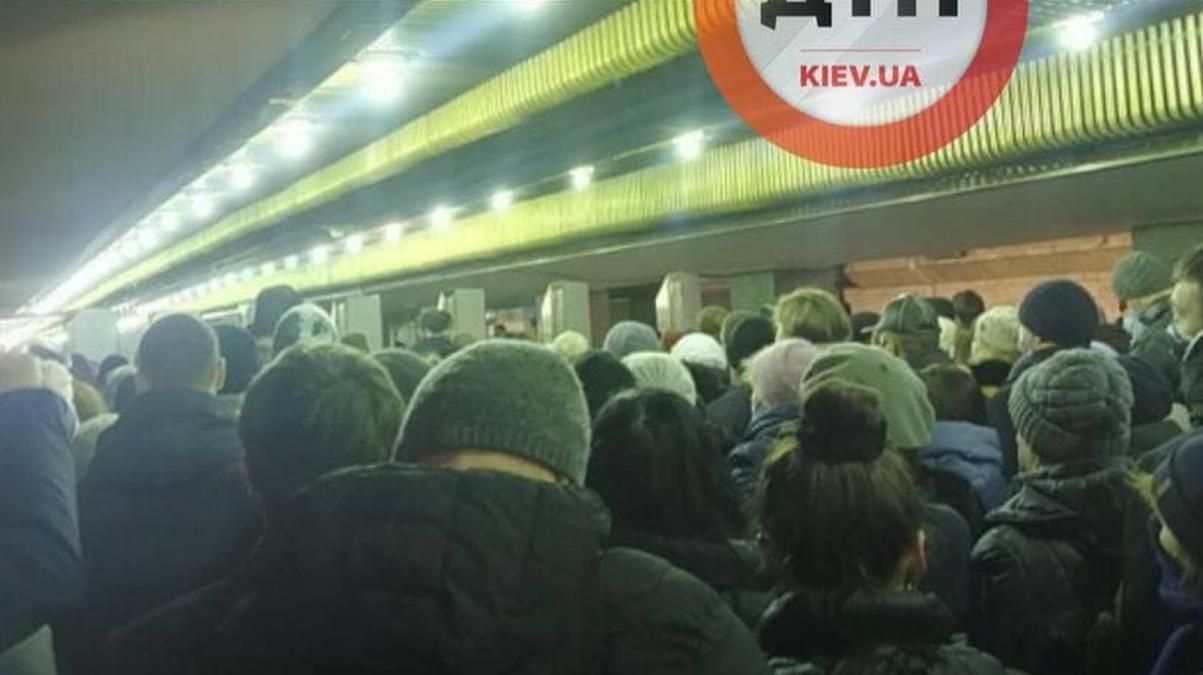 22 лютого у метро Києва утворилася жахлива тиснява