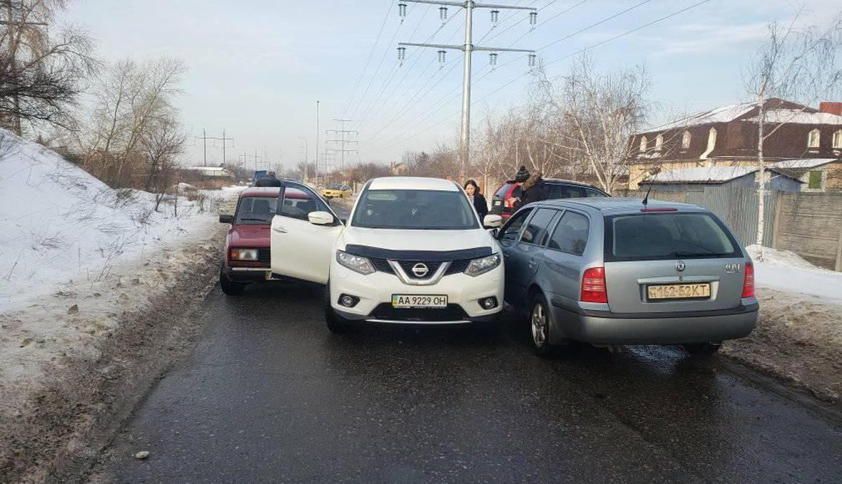 В Киеве женщина на Nissan объезжала пробку по встречке и совершил ДТП