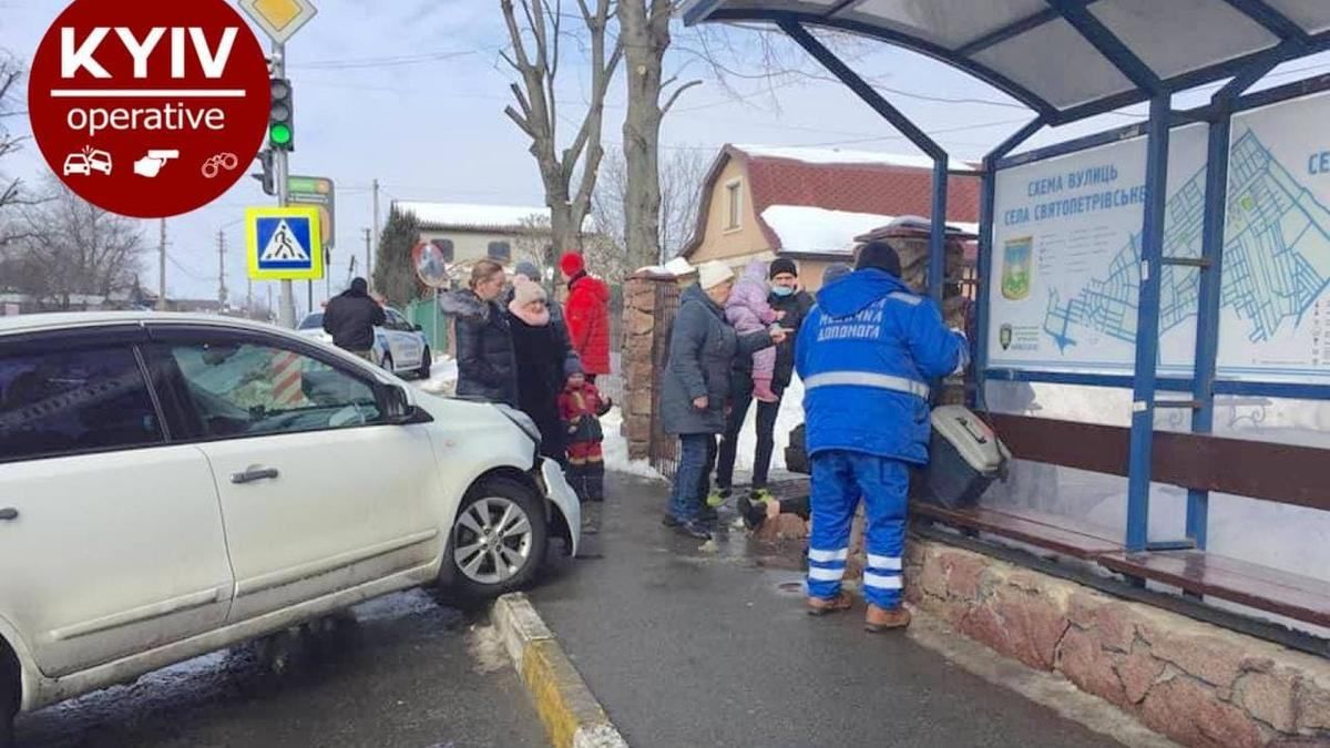 Під Києвом чоловік влетів у перехожих та огорожу адмінбудівлі Під Києвом чоловік влетів у перехожих та огорожу адмінбудівлі