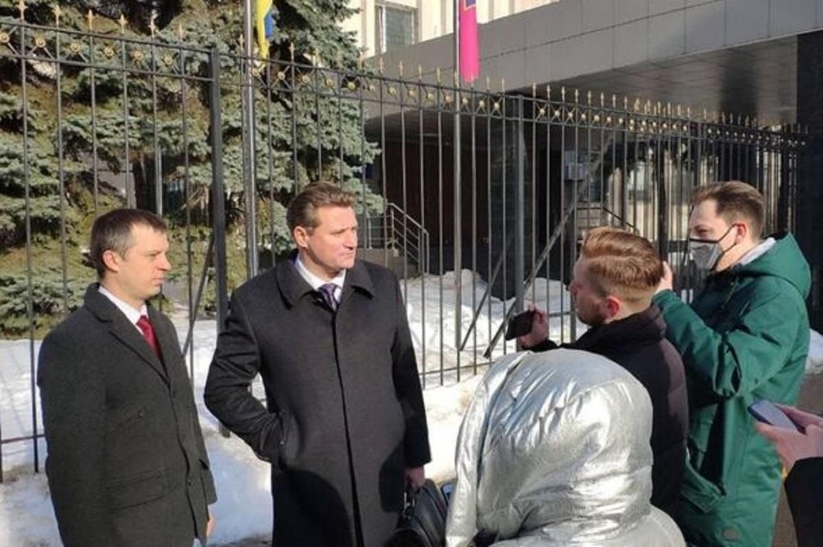 Адвокати Шарія прибули в СБУ, де мав відбутися допит блогера Адвокати Шарія прибули в СБУ, де мав відбутися допит блогера