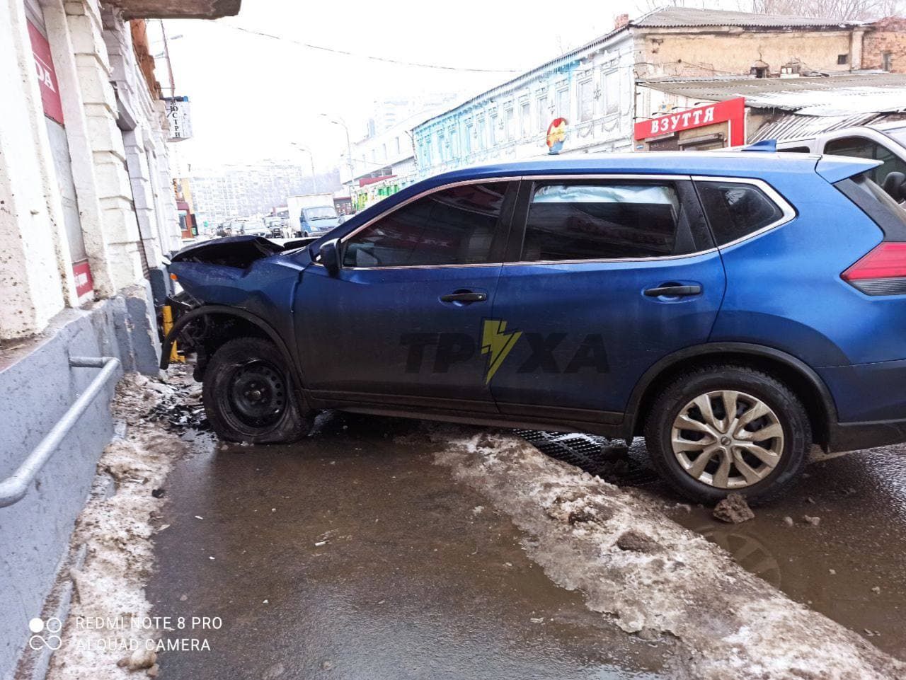 У Харкові машина в'їхала в магазин - фото У Харкові машина в'їхала в магазин - фото