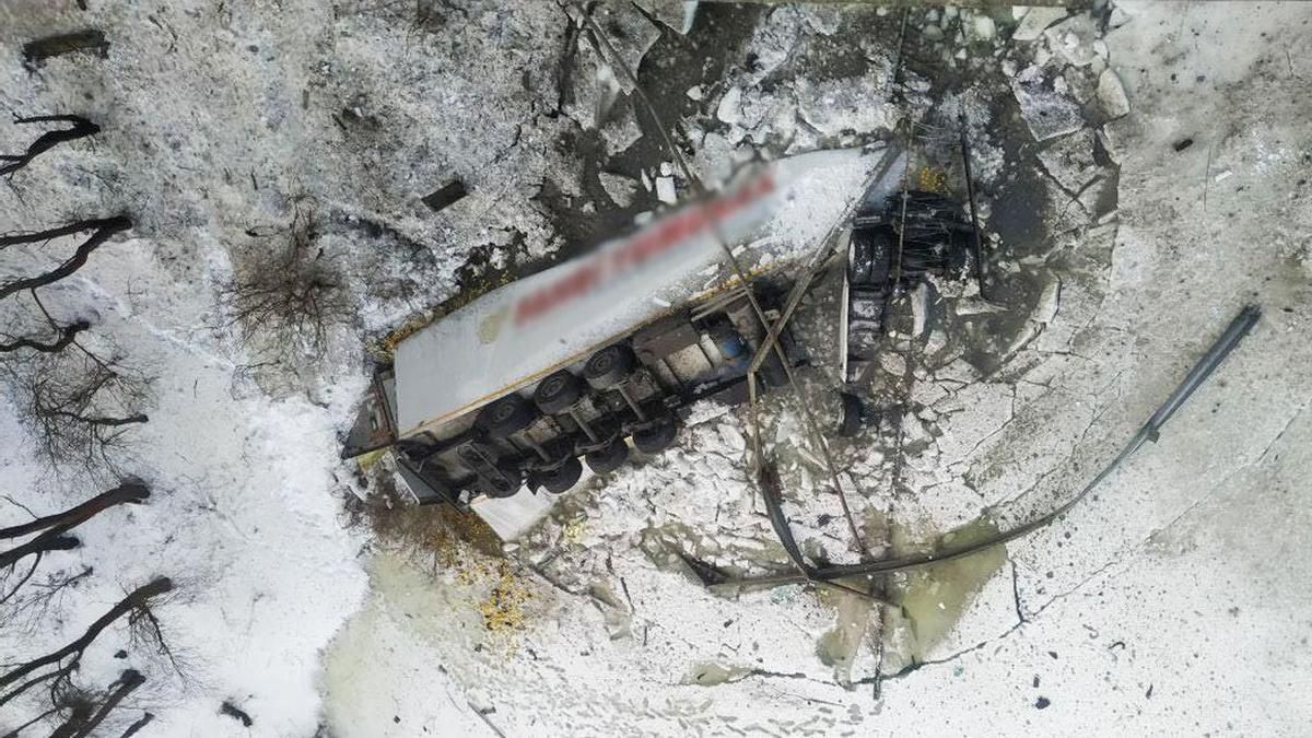 На Черниговщине фура слетела в реку с моста, судьба водителя не ясна На Черниговщине фура слетела в реку с моста, судьба водителя не ясна