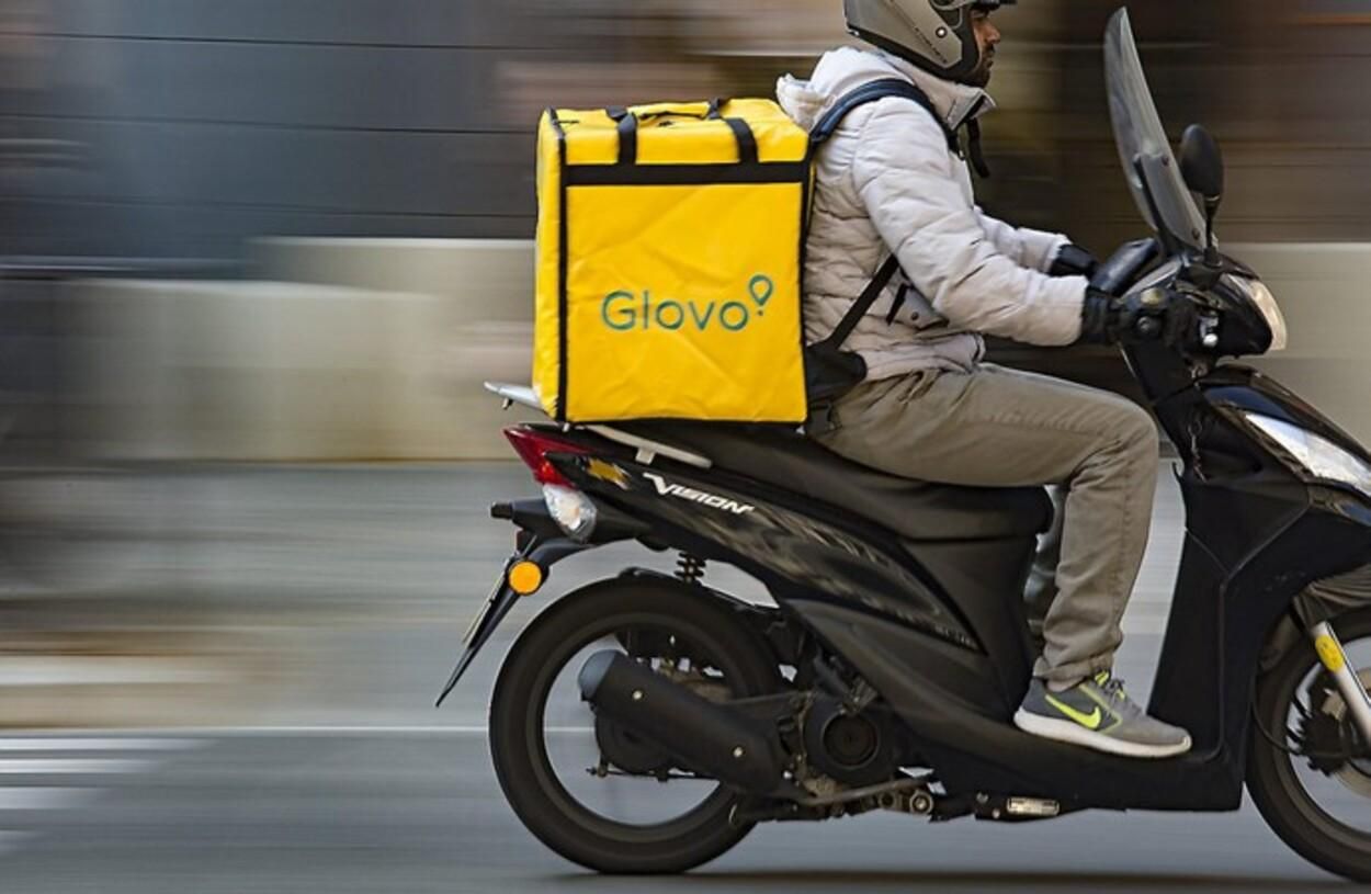 Їздив п'яним на скутері: у Львові екскур'єра Glovo позбавили водійських прав