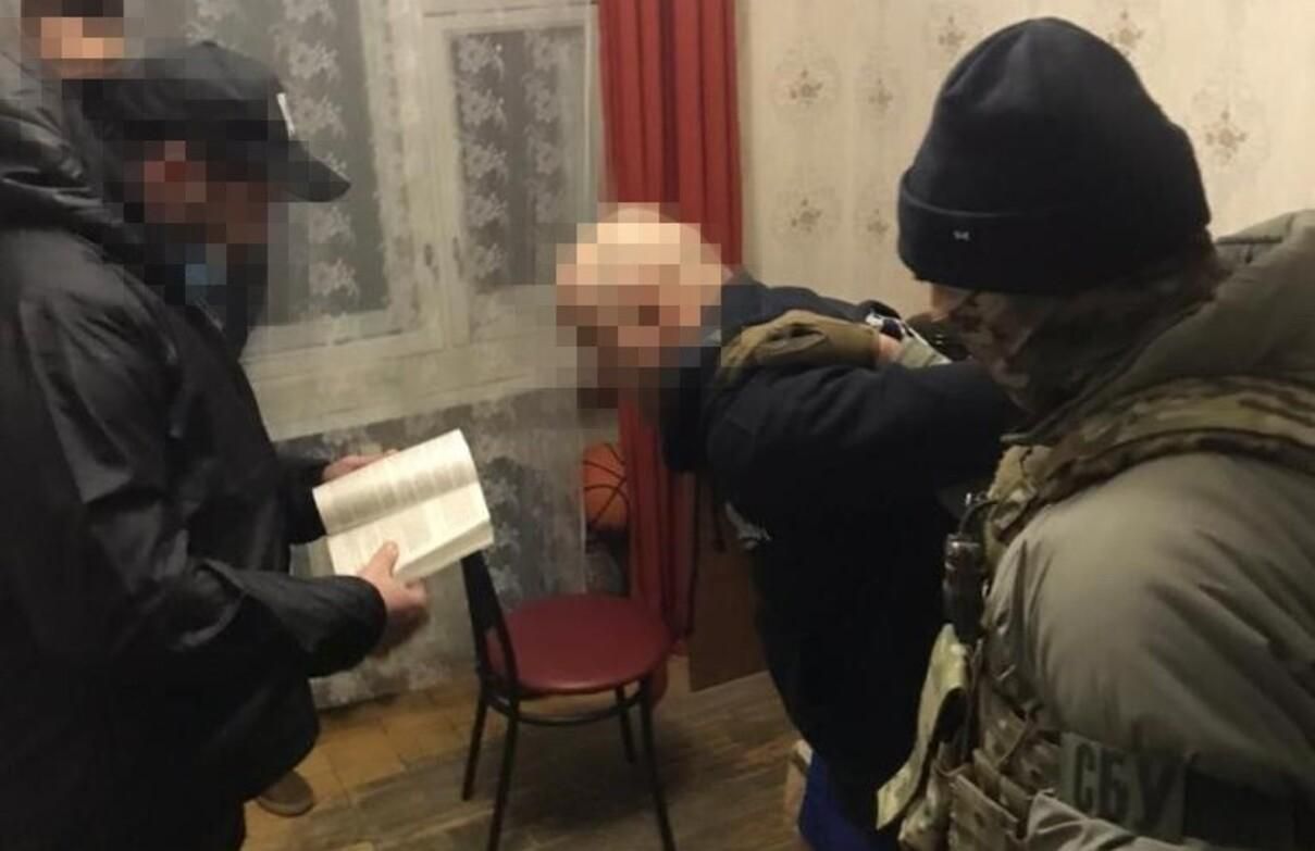 Податківець з Києва передавав бойовикам держтаємниці