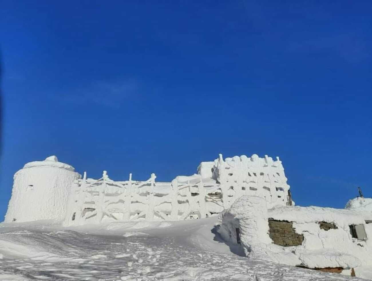 Через відлигу у Карпатах можуть зійти лавини: фото