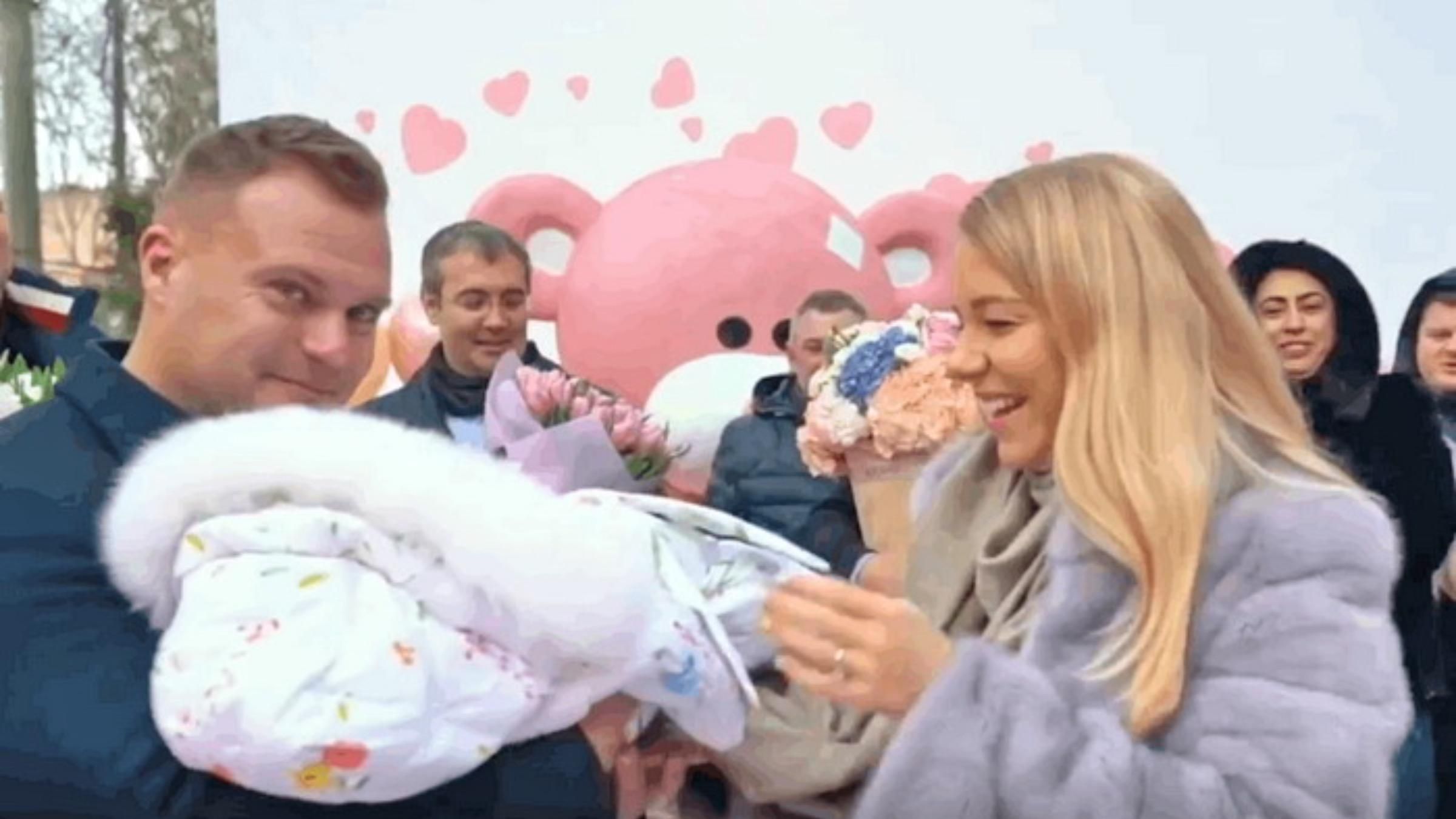 Червона доріжка та оркестр: як чоловік зустрічав дружину з пологового Червона доріжка та оркестр: як чоловік зустрічав дружину з пологового