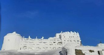 Снежная крепость на вершине Черногоры: из-за оттепели в Карпатах могут сойти лавины