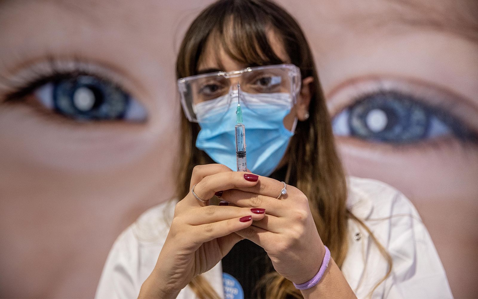 Навіть з вакцинами, коронавірус не відступає Навіть з вакцинами, коронавірус не відступає