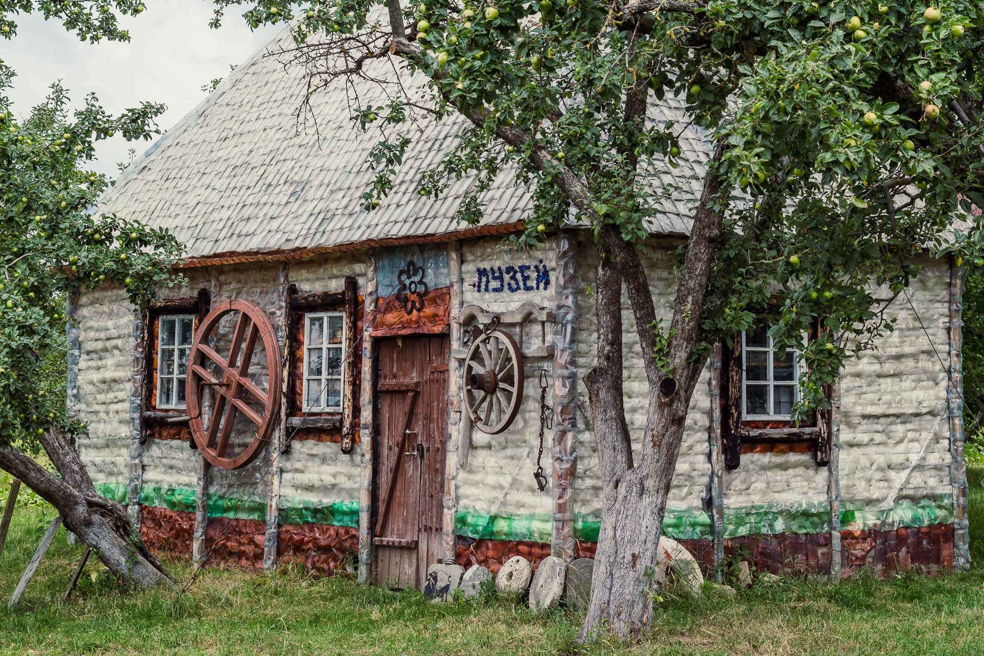 Українець Серафим Лесько збудував музей з пляшок: фото, відео 