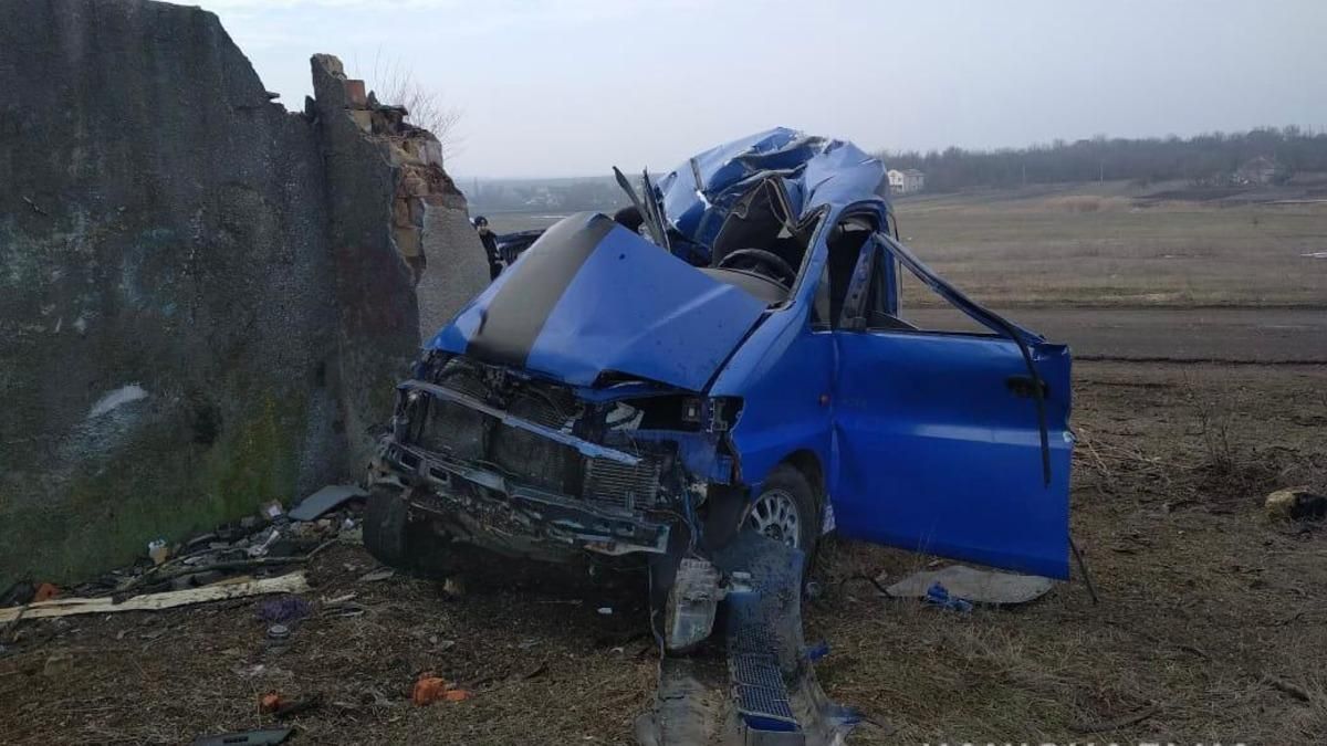 ДТП під Одесою: водій в'їхав у бетонну стіну – фото