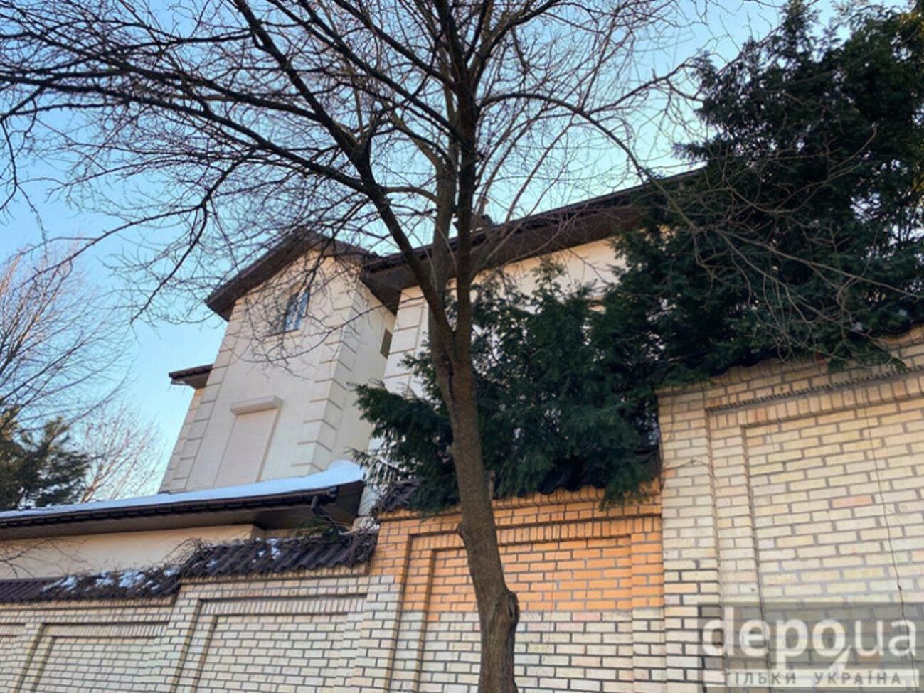 Журналисты показали дом, где зарегистрированы Медведчук и Марченко Журналисты показали дом, где зарегистрированы Медведчук и Марченко