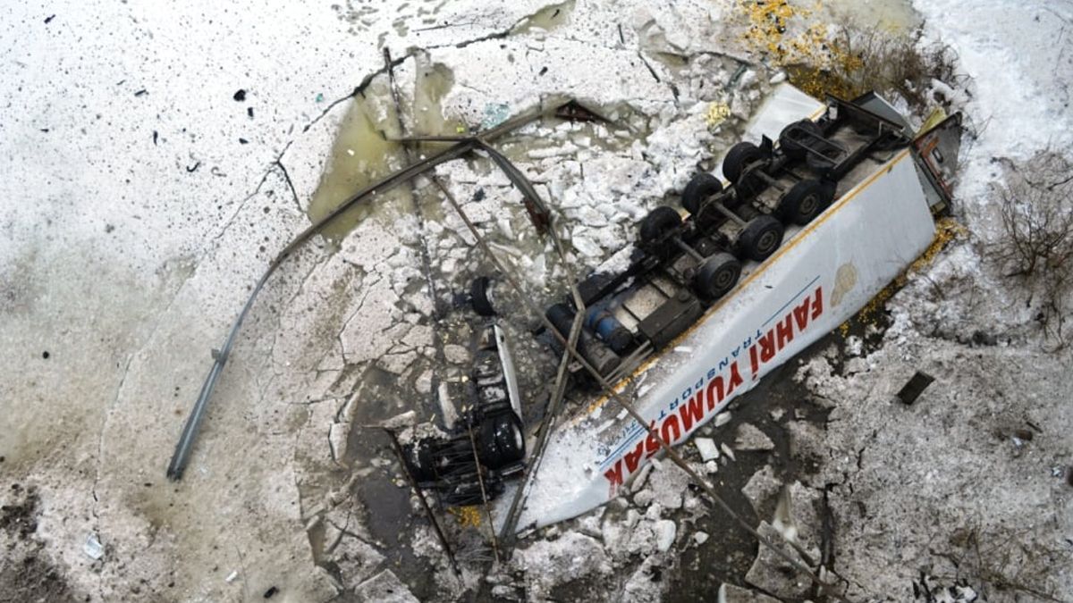 На Черниговщине погиб громадном Турции: фура упала с моста в Десну На Черниговщине погиб громадном Турции: фура упала с моста в Десну