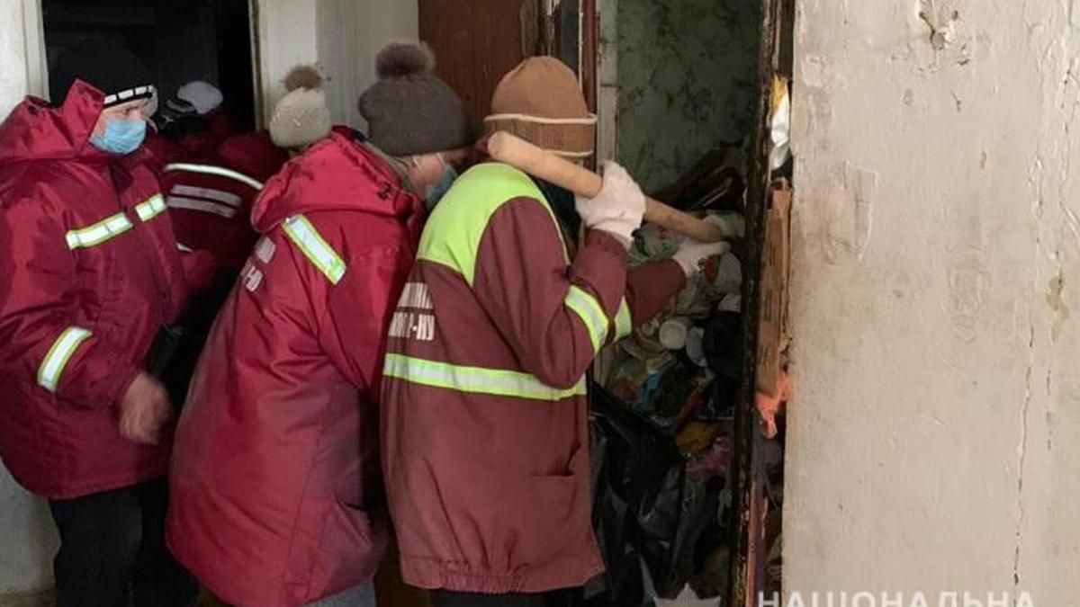 У Києві комунальники із захаращеного житла вивезли 20 тонн сміття