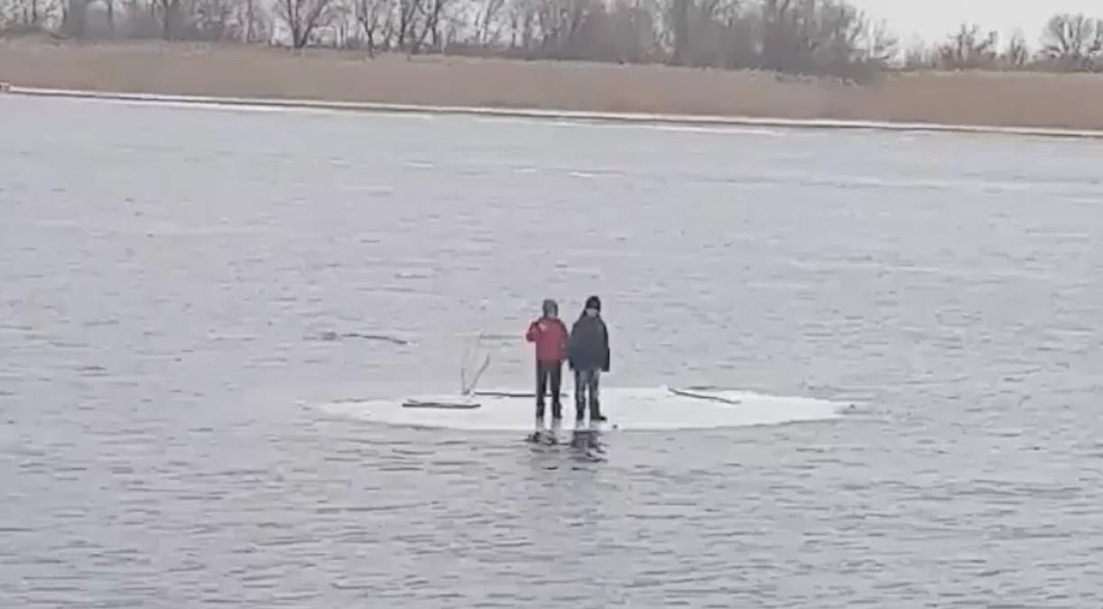 В Херсоне дети оказались на льдине посреди Днепра: видео 