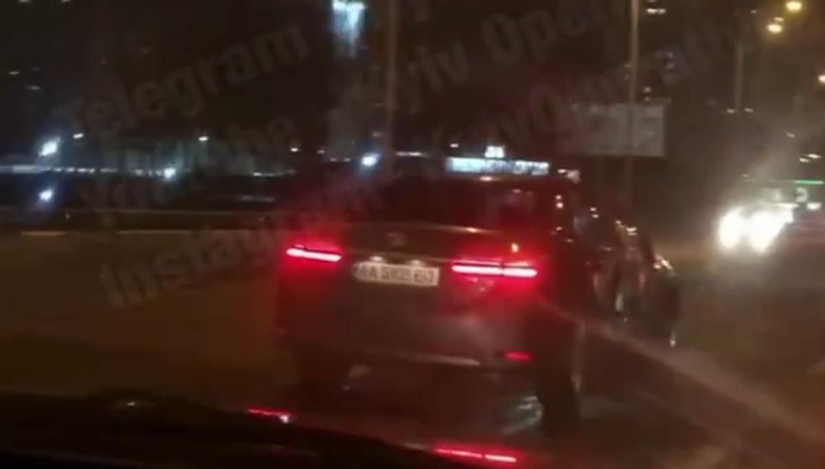 В Киеве водитель Toyota спровоцировал ДТП и сбежал, мог быть пьяным В Киеве водитель Toyota спровоцировал ДТП и сбежал, мог быть пьяным