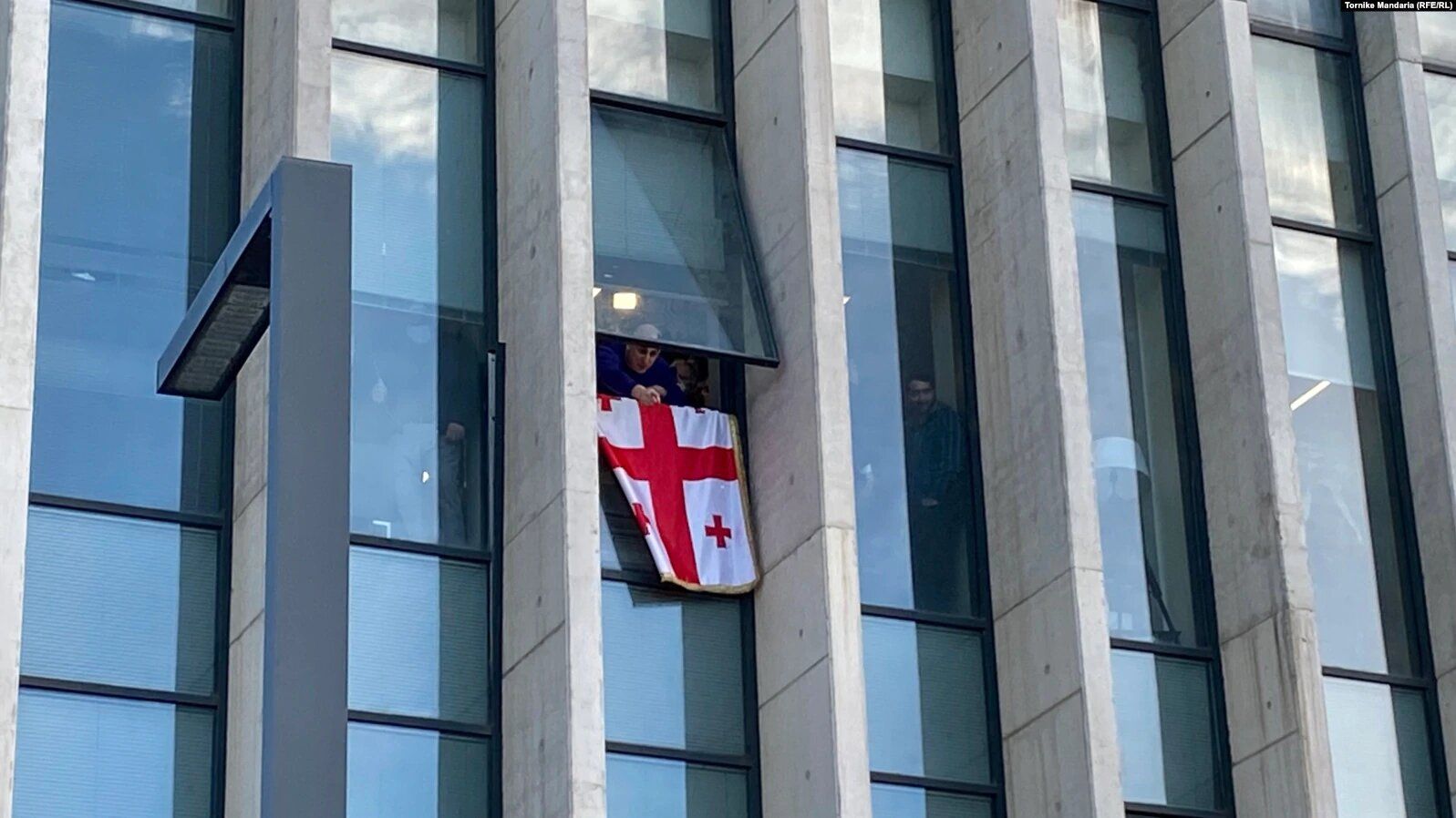 Офіс партії Саакашвілі у Грузії взяли штурмом: затримали Ніку Мелію Офіс партії Саакашвілі у Грузії взяли штурмом: затримали Ніку Мелію